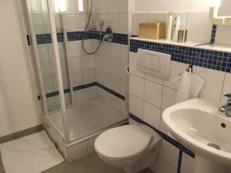 Bad mit Dusche und WC (© Renate Scheffold)