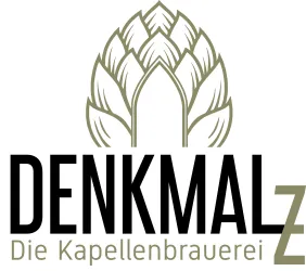 Ein stilisiertes Logo mit einer Hopfendolde und dem Schriftzug "DENKMALZ". Darunter steht "Die Kapellenbrauerei" in kleinerer Schrift.