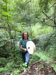 Trommeln und Tönen im Heilwald (© Cäcilia Adrian)