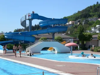 Schwimmbad Rutsche (© Ferienregion Nahe-Glan)