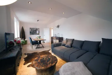 Wohnzimmer mit komfortabler Schlafcouch