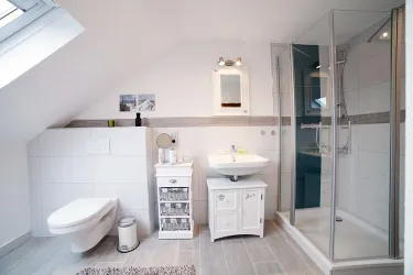 Bad mit Dusche und Badewanne