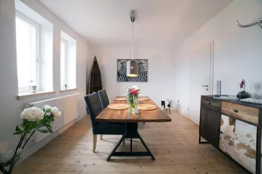 Wohnzimmer mit Esstisch aus Echtholz
