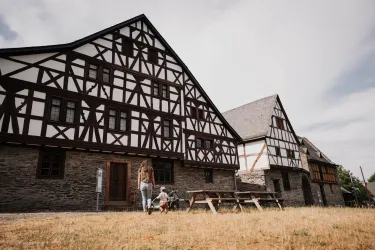 Fachwerk mit Sitzgruppe (© Naheland-Touristik GmbH/Fabiola Christian)