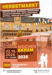 Ein Plakat für den Herbstmarkt in Bad Sobernheim mit Informationen zu Veranstaltungsdatum und -uhrzeit. Es zeigt auch eine bunte Marktatmosphäre mit Ständen für verschiedene Waren.