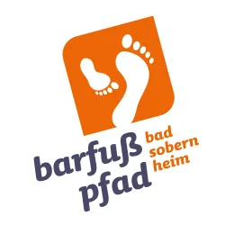 Ein Logo mit zwei Fußabdrücken in Orange und Weiß. Der Text „Barfußpfad Bad Sobernheim“ ist in einer modernen Schriftart gestaltet.