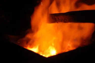 Das Feuer brennt, die Esse ist erhitzt. Die Funken