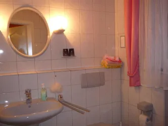 Bad mit Dusche und WC