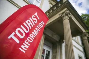 Touristinformation_Außen_Flagge (© Ferienregion Nahe-Glan)