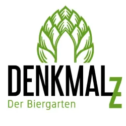 Ein Logo mit dem Schriftzug "DENKMALZ" in großen Buchstaben. Über dem Text sind stilisierte Hopfenblätter abgebildet, die das Thema Biergarten unterstreichen.