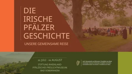 Ein moderner Transporter steht vor einem historischen Fachwerkhaus. Im Hintergrund sind Bäume und ein Tisch im Freien zu sehen.