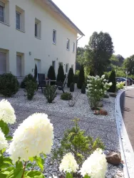 Vorgarten und Terrasse