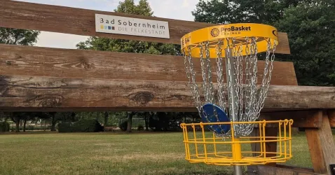 Ein Ankündigungsplakat für Disc Golf in Bad Sobernheim. Das Event findet am Sonntag, den 19. März 2023, von 10 bis 15 Uhr statt.
