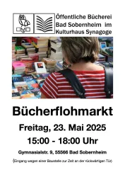 Ein Plakat für einen Bücherflohmarkt in Bad Sobernheim. Es zeigt eine Person, die Bücher in einem bunten, gefüllten Regal betrachtet.