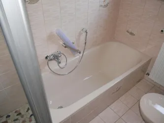 Bad mit Badewanne und Dusche