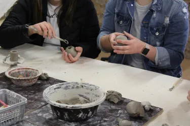 ModellierenMitTon (© Rh.-Pf. Freilichtmuseum)