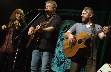 paddy_goes_to_holyhead_trio_-_almut_paddy_uhu_-_7M (© Paddy goes to Holyhead)