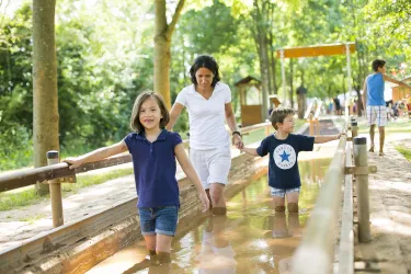 Familie im Lehmstampfbecken (© 3time kate)
