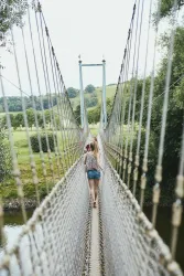 Hängeseilbrücke Barfußpfad (© Florian Trykowski / RPT / Ferienregion Nahe-Glan)