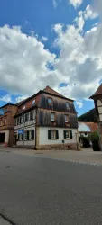 Ein historisches Gebäude mit Holzfassade.