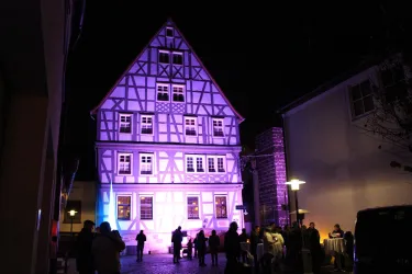 Blaues Haus beleuchtet (© Tourist-Information Otterbach-Otterberg)