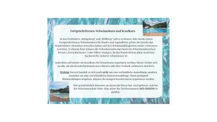 Eine schöne Ansicht eines Schwimmbereichs mit glitzerndem Wasser und Palmen. Im Hintergrund sind Berge und ein klarer Himmel zu sehen.