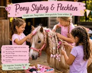 Zwei Mädchen stylen ein Pony mit bunten Bändern und Haaraccessoires. Sie haben viel Spaß dabei, kreativ zu sein und unvergessliche Ferien zu erleben.