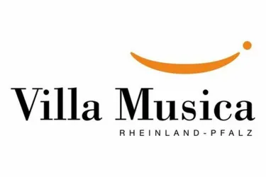 Ein Logo von Villa Musica Rheinland-Pfalz. Es zeigt den Namen in schwarzer Schrift und ein orangefarbenes Designelement.