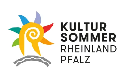 Ein farbenfrohes Logo für den Kultursommer Rheinland-Pfalz. Es zeigt eine stilisierte Sonne und den Veranstaltungstitel in klarer Schrift.