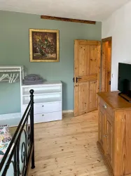 Zimmer Bürgerturm - Garderobe mit Kommode (© Christoph Collet)