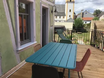 Blick vom Balkon (1. OG) auf Kirche und Garten