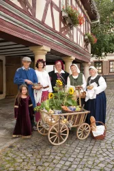 Marktleute vor Markthalle (© Frank Schmidt)