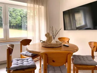 Wohnung Esstisch und Fernseher (© Kar Otto Beimbauer)