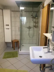 Badezimmer mit Dusche (© Michael Posthaus)