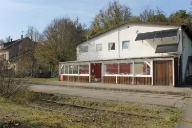 Gaststätte, Sicht v. Radweg u. Draisinenstrecke