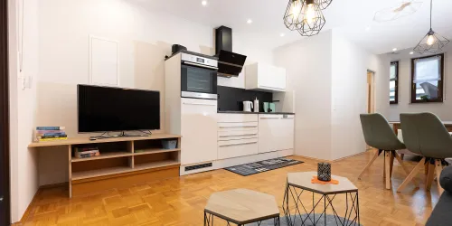 Blick in die Kücke und auf den TV