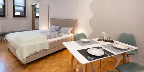 Blick auf den gedeckten Tisch und das Bett