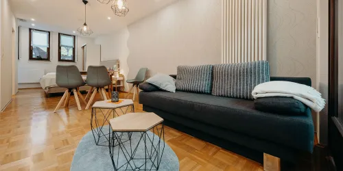 Couch und Esstisch