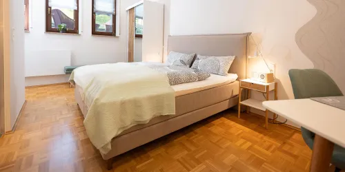 Großes Doppelbett im Wohnzimmer