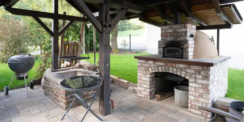 Grillecke: Kugelgrill, Schwenkgrill, Brotbackofen