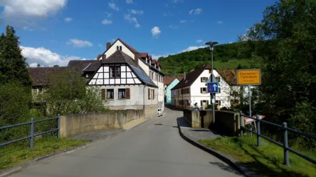 Einfahrt nach Oberweiler mit alter Mühle