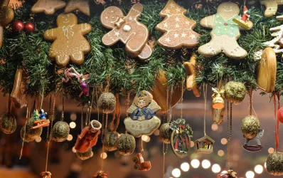 Bunte Weihnachtsdekoration mit Lebkuchenfiguren und anderen festlichen Anhängern. Die Atmosphäre ist gemütlich und festlich.