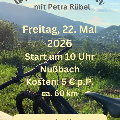 Ein Plakat für eine geführte E-Bike Tour mit Informationen zu Datum, Uhrzeit und Kosten. Die Veranstaltung findet in der Natur statt, umgeben von Hügeln und einem klaren Himmel.