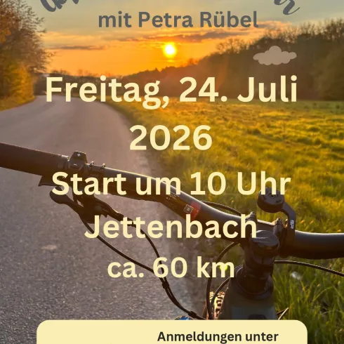 Ein schöner Sonnenuntergang über einer Straße mit einem Fahrrad im Vordergrund. Die Einladung zu einer geführten E-Bike Tour am 24. Juli 2026 in Jettenbach.