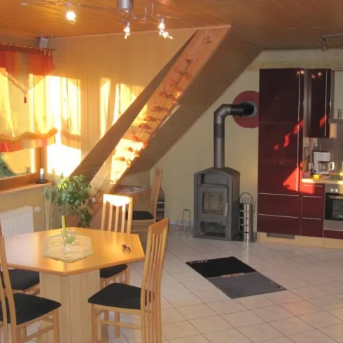 Wohnbereich mit Küche (© Ferienwohnung Reidenbach)