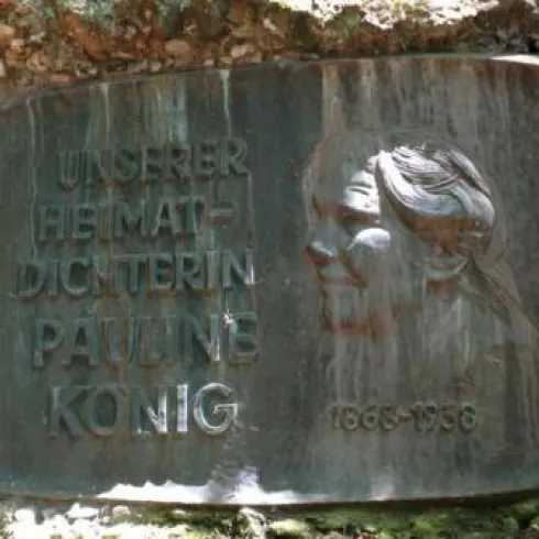 Eine Gedenktafel für die Heimatdichterin Pauline König. Sie zeigt ihren Namen und Lebensdaten.