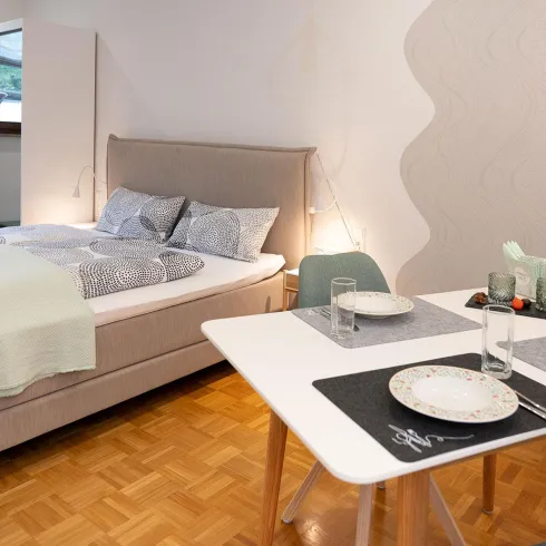 Blick auf den gedeckten Tisch und das Bett